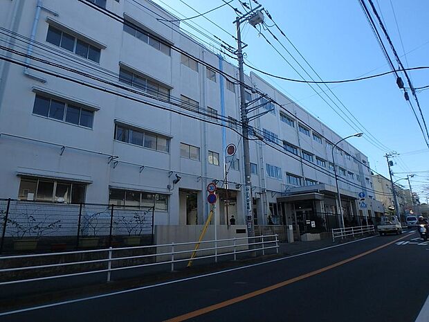 横浜市立境木中学校まで約600m。