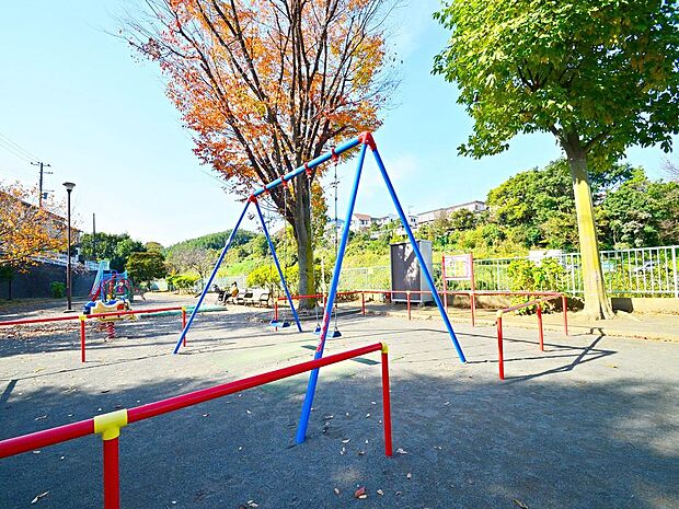 権太坂第二公園まで約240m。閑静な住宅街にある緑豊かな公園です。広々とした多目的広場や遊具があり、子供たちの遊び場や地域住民の憩いの場として親しまれています。