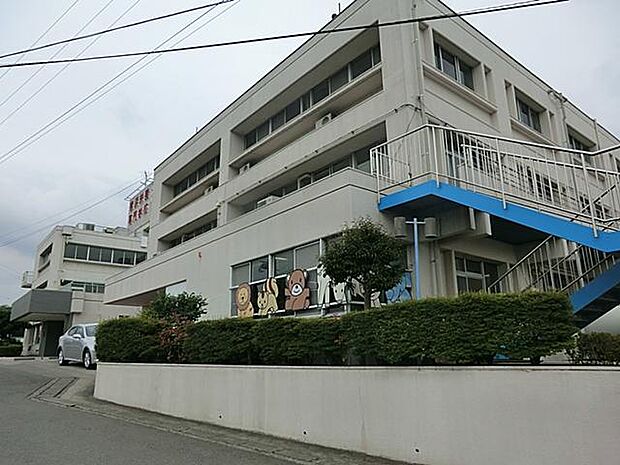 境木保育園まで約700m。公立保育園。地域の乳幼児を対象に、安全で温かな環境の中で保育を行っています。