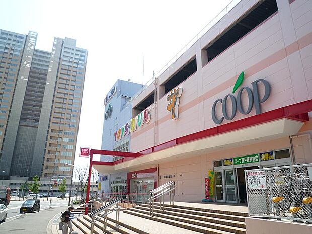 JR東戸塚駅まで約2100m。目の前には大型商業施設のオーロラモールがそびえ立つお洒落な駅。