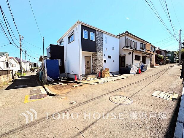 「Frontal road」忙しく過ぎゆく日常を置き去るほど、ゆったりした時間が流れる住環境。「快適」は「家」と「街」と「環境」が調和した時に訪れるだと改めて感じさせてくれます。