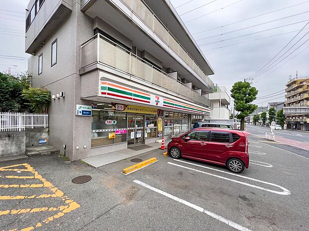飲食料品や生活雑貨を取り揃え、周辺住民や通勤・通学者に便利なサービスを提供しています。ATMや宅配便受付などもあり、地域の暮らしをサポートしています。