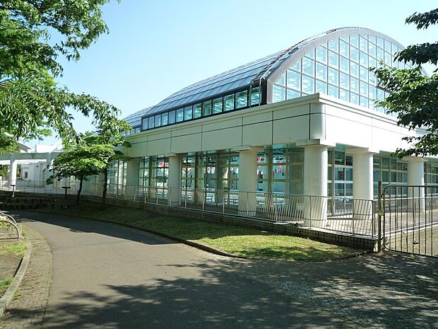 清水ヶ丘公園まで約350m。広々とした運動広場や遊具、プールなどを備えた総合公園。四季折々の自然を感じながら、散歩やスポーツ、家族でのレジャーを楽しめます。