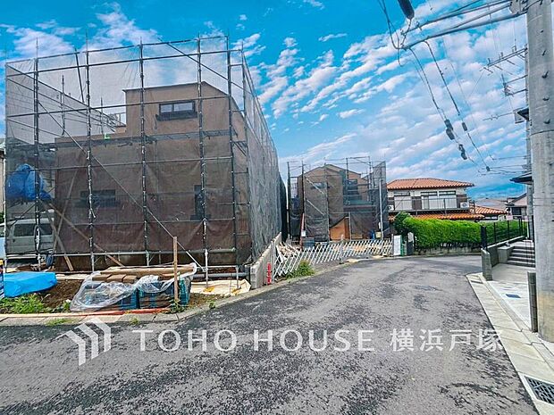 【Frontal road】周辺環境とのコラボレーションにより明るく開放的な空間を演出しております。(2026年6月)