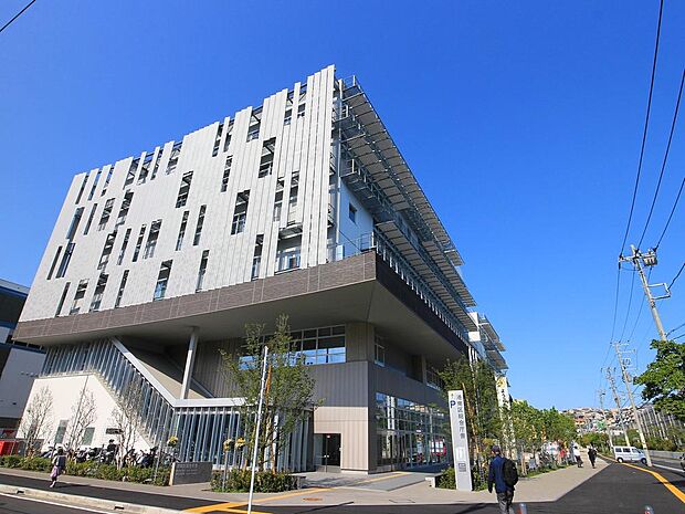 横浜市港南区役所まで約1500m。住民票や戸籍、各種証明書の発行をはじめ、行政サービスを提供する区役所。暮らしに関わる手続きを身近で行える便利な公共施設です。