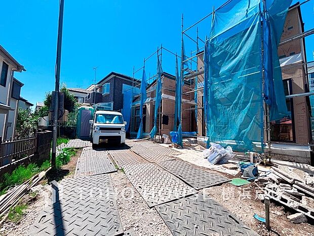 洗練されたデザインが映える外観。街並みに溶け込みながらも、圧倒的な存在感を放ちます
