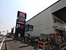 周辺：食料品や日用品・お酒・ATMなども揃った大型のドラッグストア。お買い得な商品が充実しています。