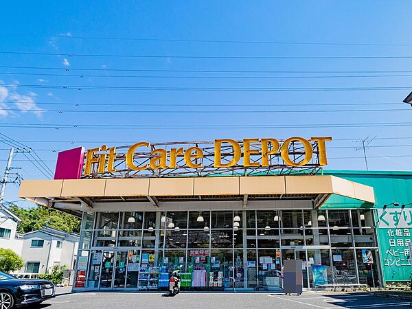 薬・生活用品・化粧品・食品類・酒類など、豊富な品揃えの日用品が揃い、見やすくお買い物がしやすい店内でお得にお買い物を楽しめます。