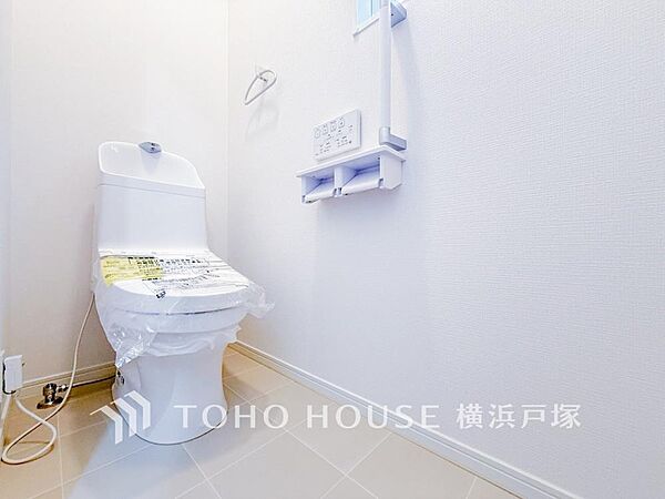十分な広さと清潔感のあるカラーで纏まったおトイレ。時間に余裕とゆとりを持たせます。