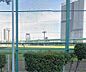 周辺：運河沿いの区立公園です。勝どき駅から徒歩圏内に位置し、野球場やテニスコートなどのスポーツ施設が充実。運河からの爽やかな風を感じながら、散歩や運動を楽しめる憩いの場です。