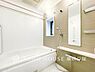 浴室：【Bathroom】1日の疲れを取り心身を癒すことができる住まいの中のリラクゼーション空間、リラックスできるよう優しいカラーをチョイスしました。時を忘れるほどのんびりできる空間に。