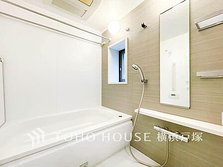 【Bathroom】1日の疲れを取り心身を癒すことができる住まいの中のリラクゼーション空間、リラックスできるよう優しいカラーをチョイスしました。時を忘れるほどのんびりできる空間に。