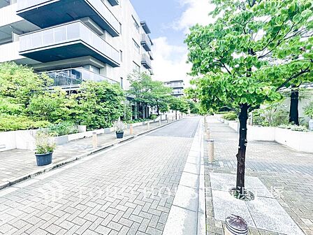 【Frontal road】周辺環境とのコラボレーションにより明るく開放的な空間を演出しております。