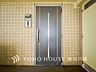 玄関：【Entrance】居住者の帰り、訪れる方を優しく迎え、やすらぎに満ちた生活空間を予感させる。健やかな暮らしを楽しめそう。