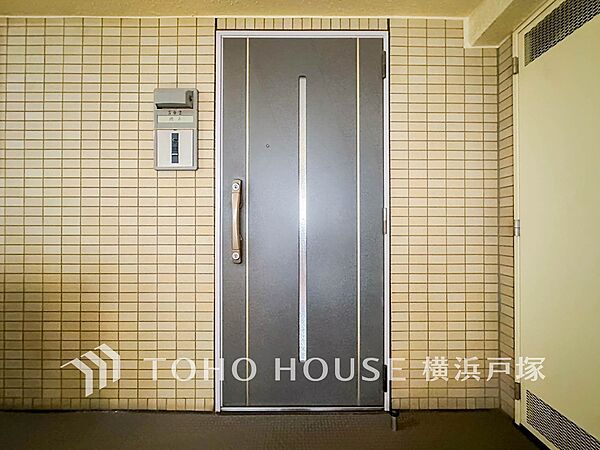 【Entrance】居住者の帰り、訪れる方を優しく迎え、やすらぎに満ちた生活空間を予感させる。健やかな暮らしを楽しめそう。