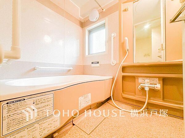 【Bathroom】1日の疲れを取り心身を癒すことができる住まいの中のリラクゼーション空間、リラックスできるよう優しいカラーをチョイスしました。時を忘れるほどのんびりできる空間に。