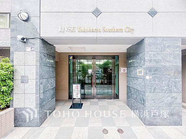 【Entrance】上質感漂うエントランス。めまぐるしく過ぎ行く日々の中でゆったりとした休息と癒しを提供してくれる居住者のプライベート空間があります。