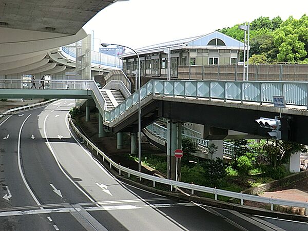 都市型高低層住宅群の金沢シーサイドタウンの入り口駅。シーサイドラインで唯一曲線を描いた駅舎も魅力です。