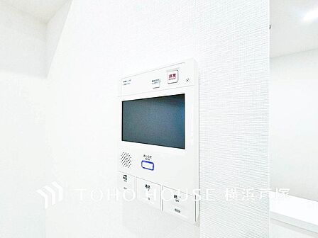 誰が来てもわかる様にモニター付きインターホンを設置。家事導線を考慮した個所に設置し、防犯性と利便性に優れ快適と安らぎを合わせた優しい設計。