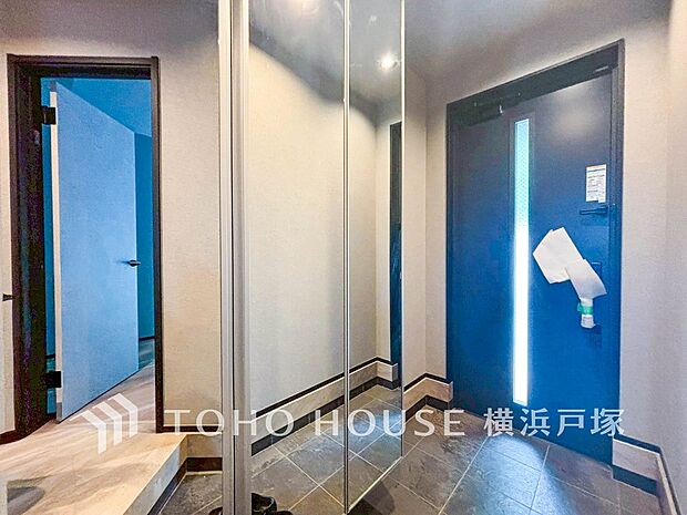 【Entrance】帰宅するたびに気分が上がる、洗練された雰囲気が漂うセンスの良い玄関空間。住まいの第一印象をさりげなく演出します。