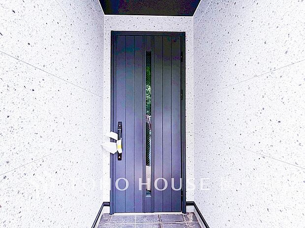 【Entrance】居住者の帰り、訪れる方を優しく迎え、安らぎに満ちた生活空間を予感させる。健やかな暮らしを楽しめそう。