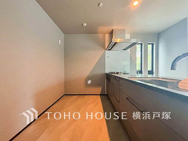 【Kitchen】ご家族みんなで調理ができる位のスペースを実現したキッチン空間となっております