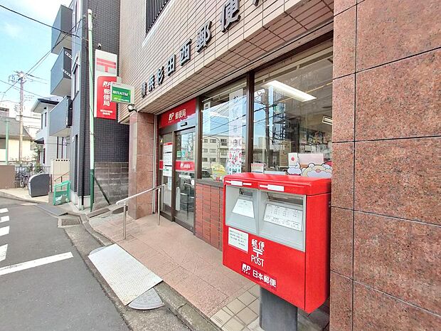 郵便物や荷物の引受・配達、切手やはがきの販売などを行う施設です。ゆうちょ銀行の貯金や送金、保険の手続きなどにも対応しており、地域の暮らしを支える身近な公共サービスの拠点となっています。
