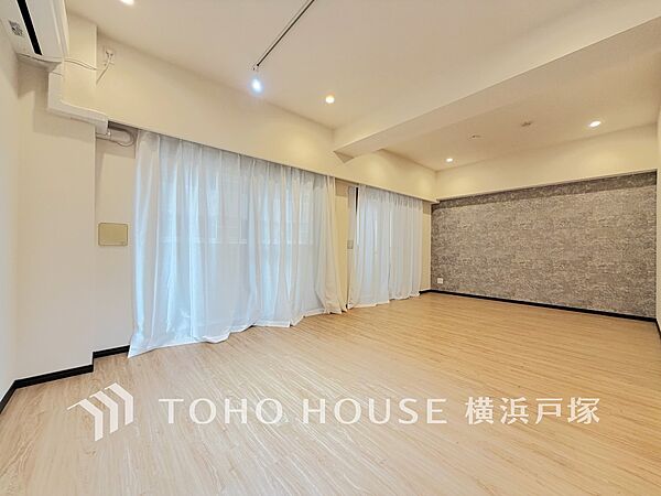 【Living room】明るく開放的な空間が広がるLDK。室内には豊かな陽光が注ぎ込み、爽やかな住空間を演出。