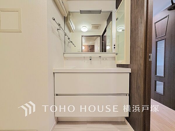 【Powder room】清潔感のあるプライベート空間は、身だしなみチェックや肌のお手入れに最適です。収納もあり、スッキリと見映えの良い空間に拵えました。時間に余裕とゆとりを持たせます。
