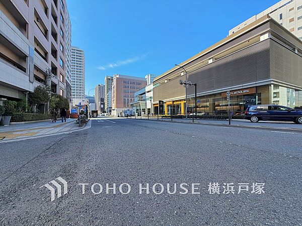 【Frontal road】洗練されたデザインが映える外観。街並みに溶け込みながらも、圧倒的な存在感を放ち、帰るたびに心が弾む美しさ。
