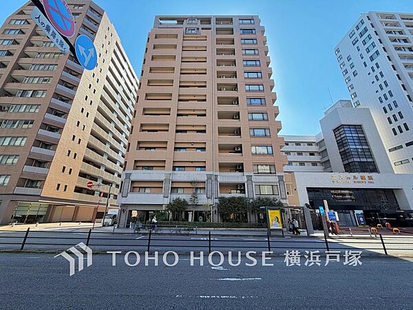 【Appearance】爽やかな青空の下に贅沢なほどに降り注ぐ陽光、豊かな居住性と、クオリティが見事に調和した住空間は、住まうことの喜びを感じさせてくれます。