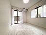 洋室：【Room】1日の疲れを癒し、心地よく寛げるようゆったりとした広さを確保しています。プライベートタイムをより優雅に穏やかに…。落ち着いた雰囲気を紡ぎます。
