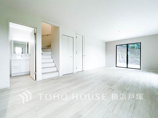 【Living room】ご家族やお客様との時間等、多くの時を刻む空間。何気なく過ぎる時でさえも上質な一時となる快適な空間を。