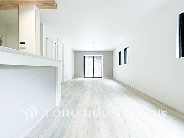 【Living room】光と風が溢れる開放的なリビングダイニングには自然と家族みんなが集まってきます。明るく穏やかな空気の中で飲んだり、食べたり、笑ったり。
