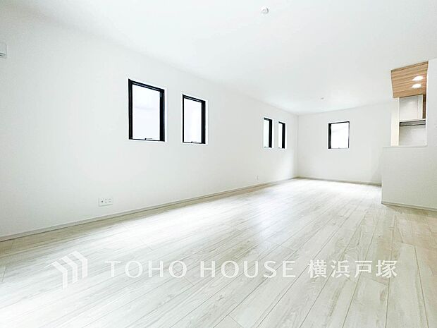 【Living room】明るく開放的な空間が広がるLDK。室内には豊かな陽光が注ぎ込み、爽やかな住空間を演出。
