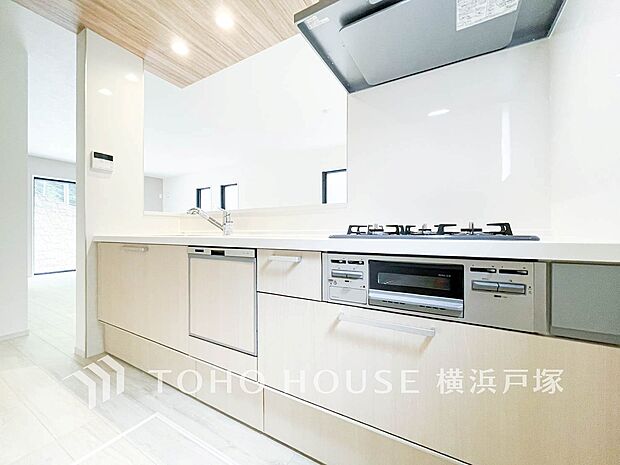【Kitchen】夫婦そろってキッチンに立っても調理がしやすく余裕の広さ。家事をしながら会話も弾みます。