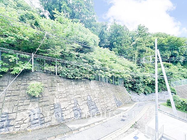 【Frontal road】穏やかな街並みの中で、陽光と開放感を感じながら暮らせる魅力ある住環境です。