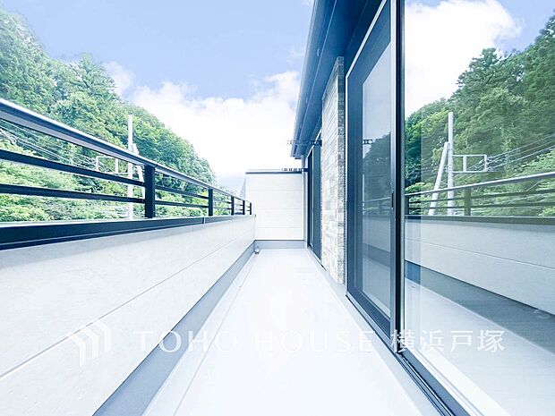 【Balcony】気持ちのいい空が見渡せる広いバルコニー。爽やかな風を感じて、心躍る素敵な暮らしがはじまります。