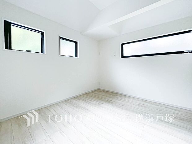 【Room】採光もアクセントの一つとして。プライベートルームにはやさしい光が射し込んでいて、この明るい好みの空間で読書をしたり、音楽を聞いたりと一人の時間も充実したものにできます。