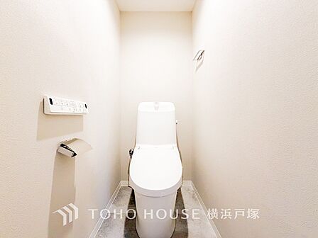 いつまでも清潔な空間であって頂けますように、目に留まるだけではなく、汚れをふき取り易いフロアと壁紙をチョイス致しました。洗浄便座になっておりますので、とても清潔にご使用いただけます。