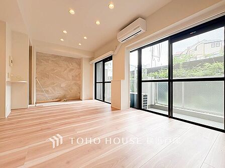 【Living room】明るく開放的な空間が広がるLDK。室内には豊かな陽光が注ぎ込み、爽やかな住空間を演出。