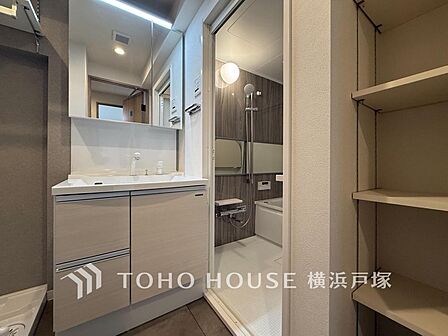 【Powder room】脱衣スペースを含む空間はゆとりの広さを設け、また洗面化粧台にも収納スペースを設ける事により、散らかりやすい洗面スペースをスッキリ保てます。