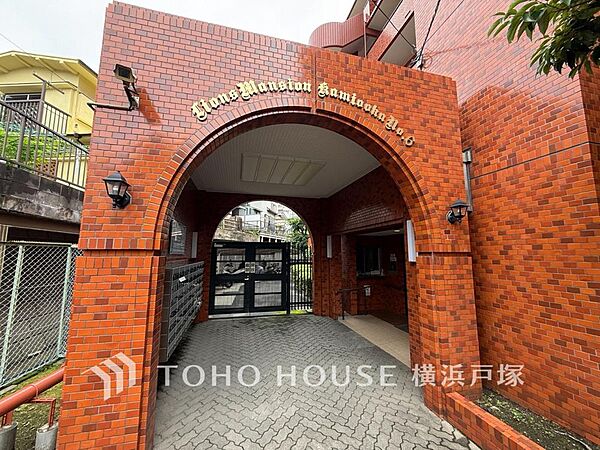 【Entrance】お客様をお迎えする玄関は落ち着いた雰囲気。帰り着くたびに洗練されたテイストの空間に迎えられ誇りと喜びを感じる玄関まわりです。