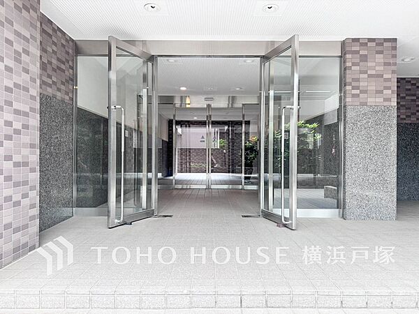 【Entrance】上質感漂うエントランス。めまぐるしく過ぎ行く日々の中でゆったりとした休息と癒しを提供してくれる居住者のプライベート空間があります。