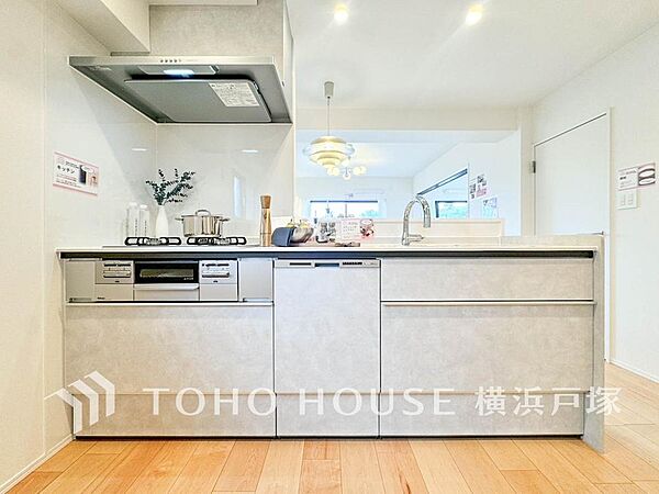 【Kitchen】ご家族みんなで調理ができる位のスペースを実現したキッチン空間となっております。みんなで作った料理を召し上がりながらの会話は、どのような物になるのでしょうか。