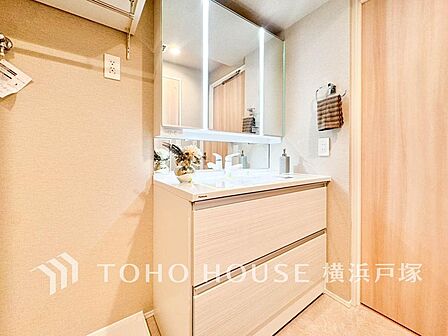 【Powder room】清潔感のあるプライベート空間は、身だしなみチェックや肌のお手入れに最適です。収納もあり、スッキリと見映えの良い空間に拵えました。時間に余裕とゆとりを持たせます。