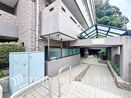 【Entrance】エントランスは毎日の行き帰りで使う大事な空間です。明るい基調で華やかなデザインなので、毎日も気持ちよく、またご友人なども素敵に迎え入れられます。