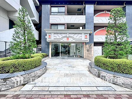 居住者の帰り、訪れる方を優しく迎え、やすらぎに満ちた生活空間を予感させる。健やかな暮らしを楽しめそう。
