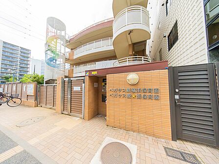 新横浜駅から徒歩10分に所在。屋上には大きなプールがあり、野菜栽培も行っています。