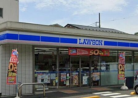 丸山1丁目の道路沿いにありドライバーにも便利なコンビニ。こだわりのカフェや人気スイーツ、お弁当が充実し、日常の買い物や移動中の休憩に活躍します。